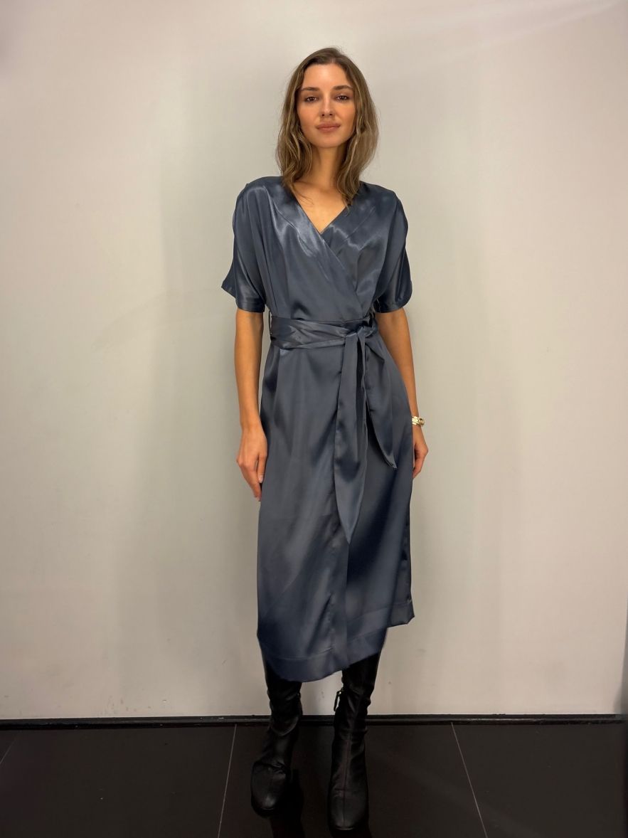 Szara lśniąca elegancka sukienka kopertowa
