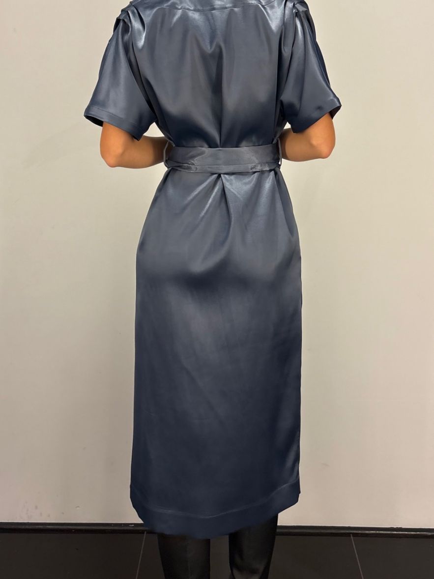 Szara lśniąca elegancka sukienka kopertowa