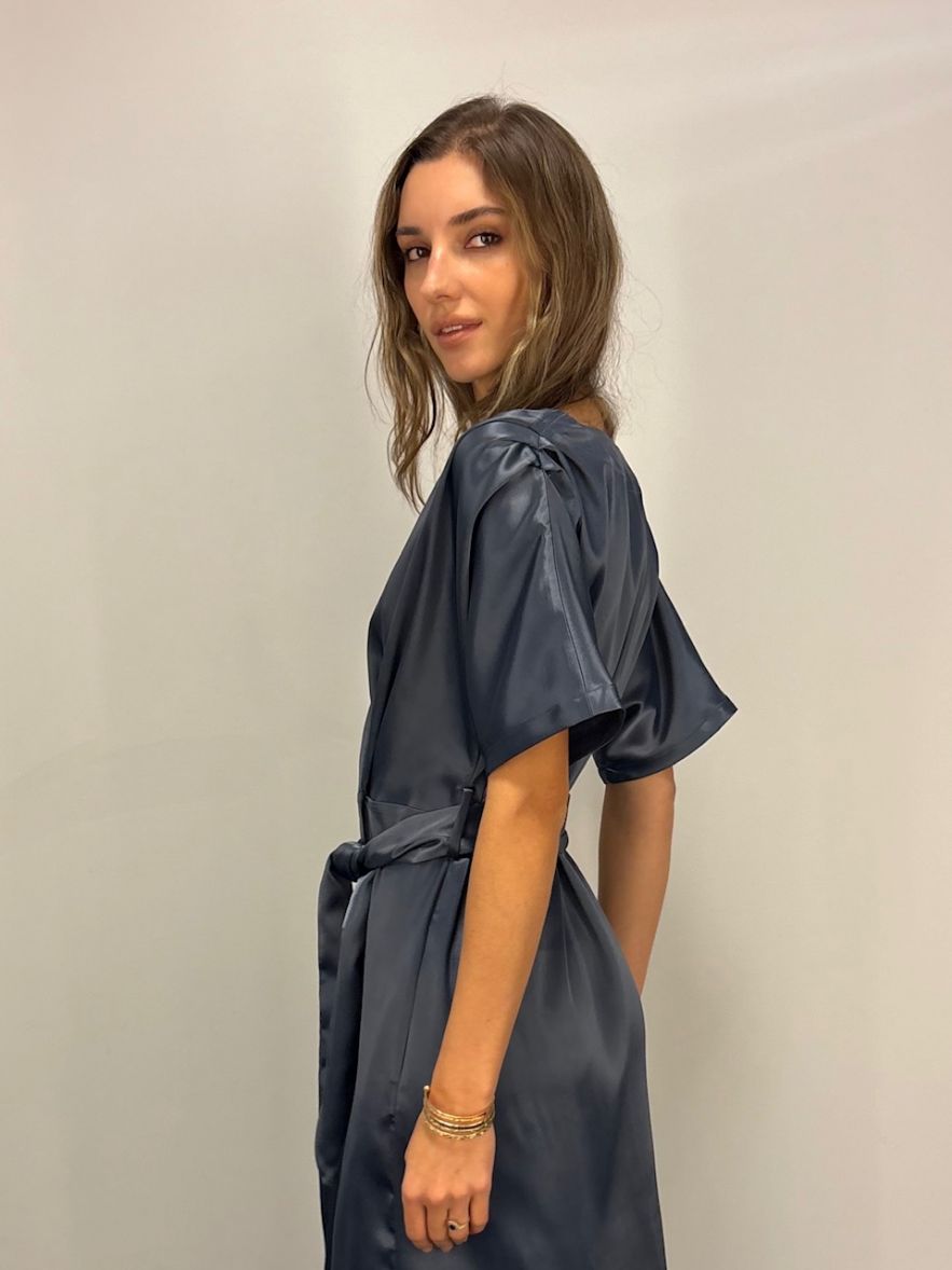 Szara lśniąca elegancka sukienka kopertowa