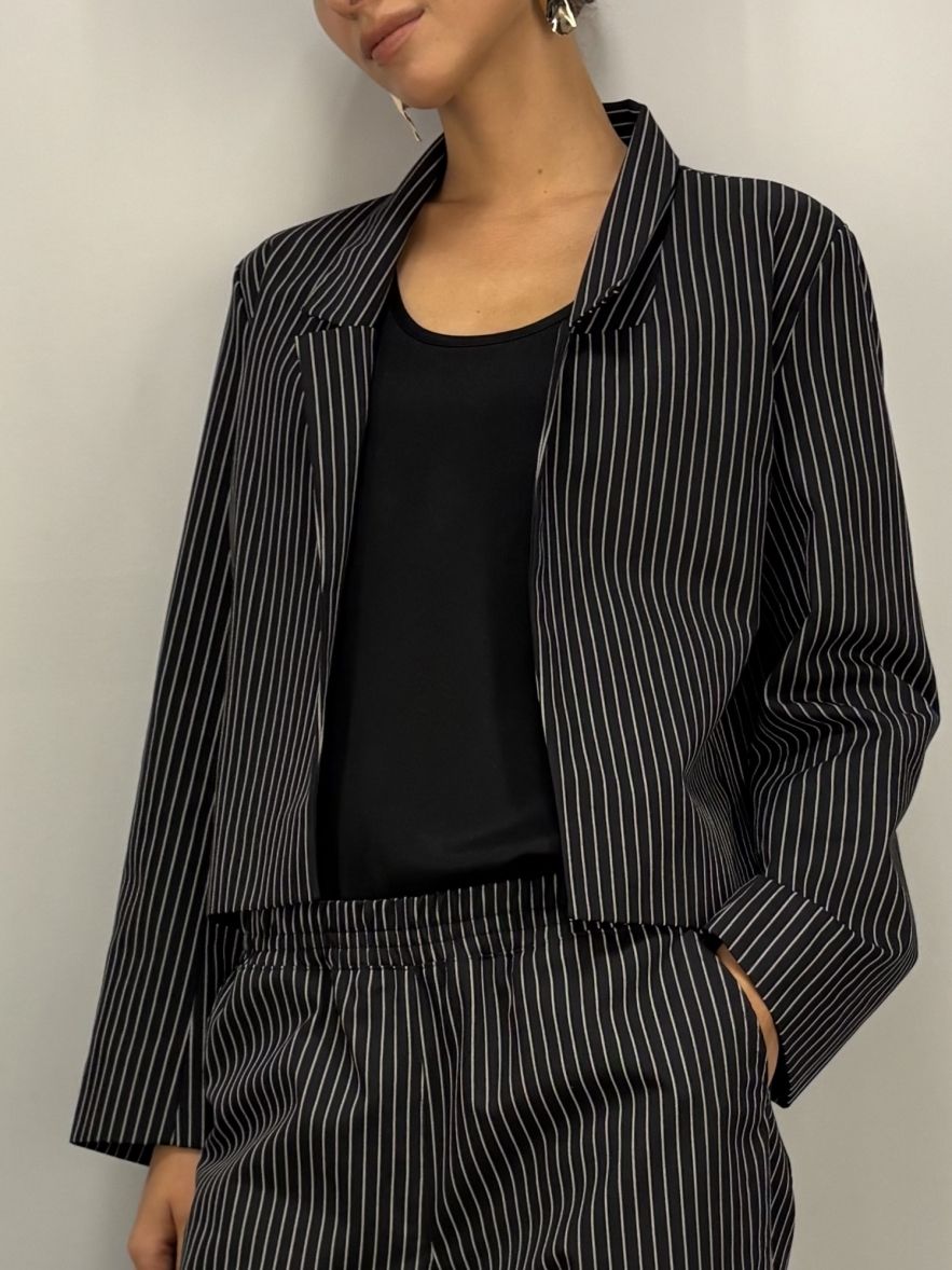 Krótka marynarka bez guzików czarne w białe paski 100% wełna