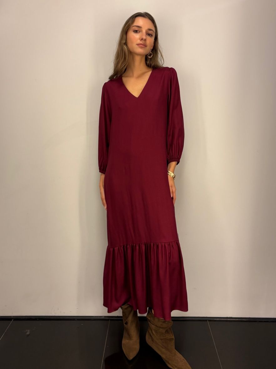 Jedwabno-wiskozowa sukienka wiśniowa bordowa CELEBRATION z falbaną i paskiem