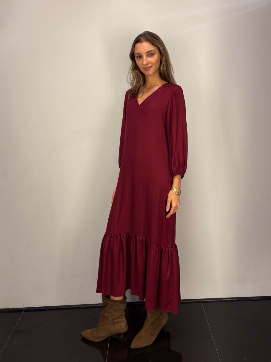 Jedwabno-wiskozowa sukienka wiśniowa bordowa CELEBRATION z falbaną i paskiem