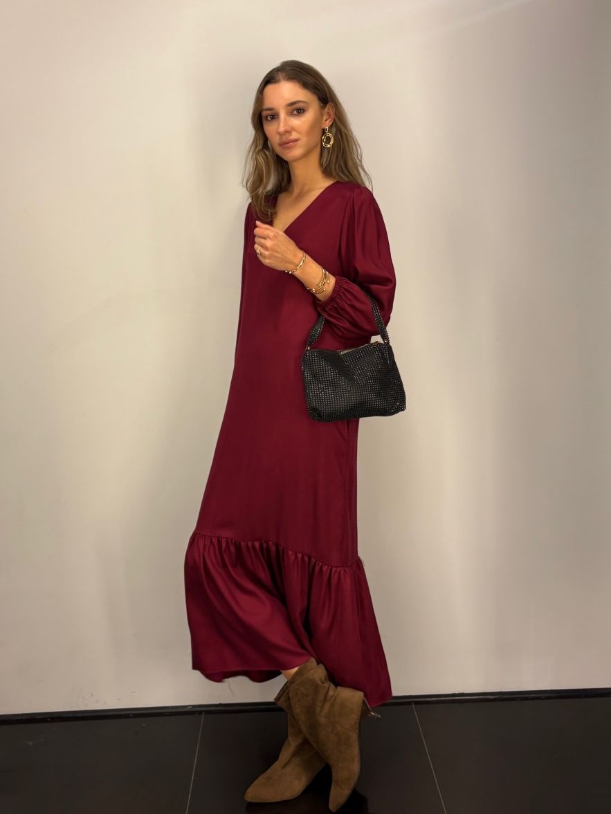 Jedwabno-wiskozowa sukienka wiśniowa bordowa CELEBRATION z falbaną i paskiem