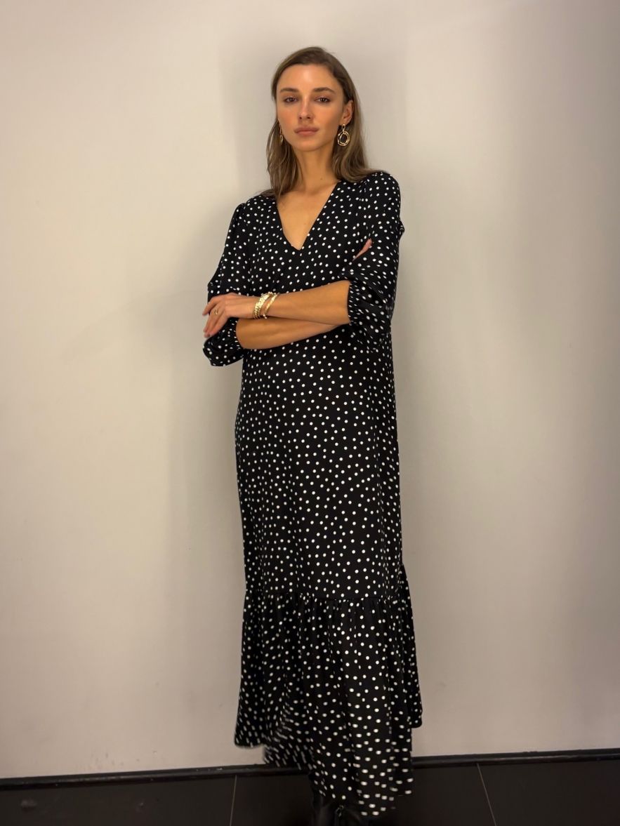 Wiskozowa sukienka czarna w białe groszki CELEBRATION z falbaną i paskiem