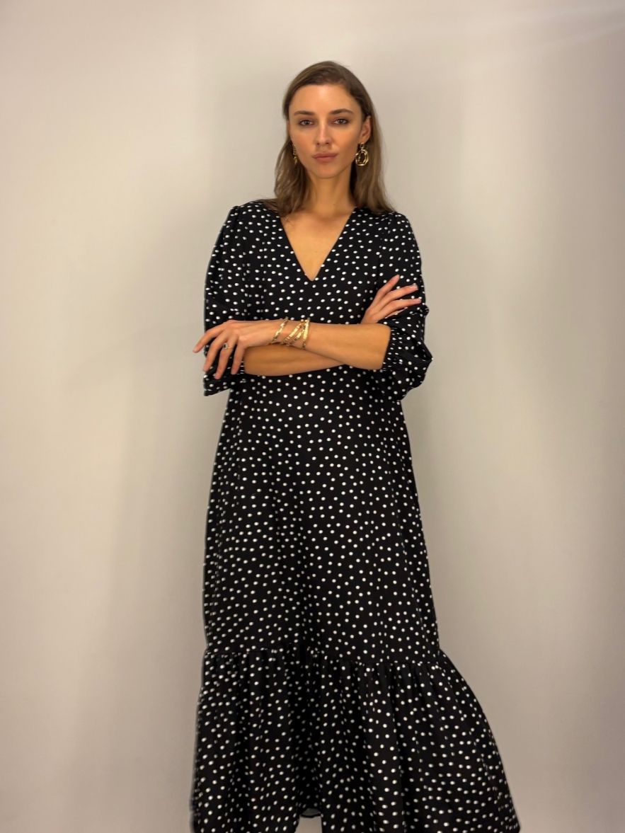 Wiskozowa sukienka czarna w białe groszki CELEBRATION z falbaną i paskiem