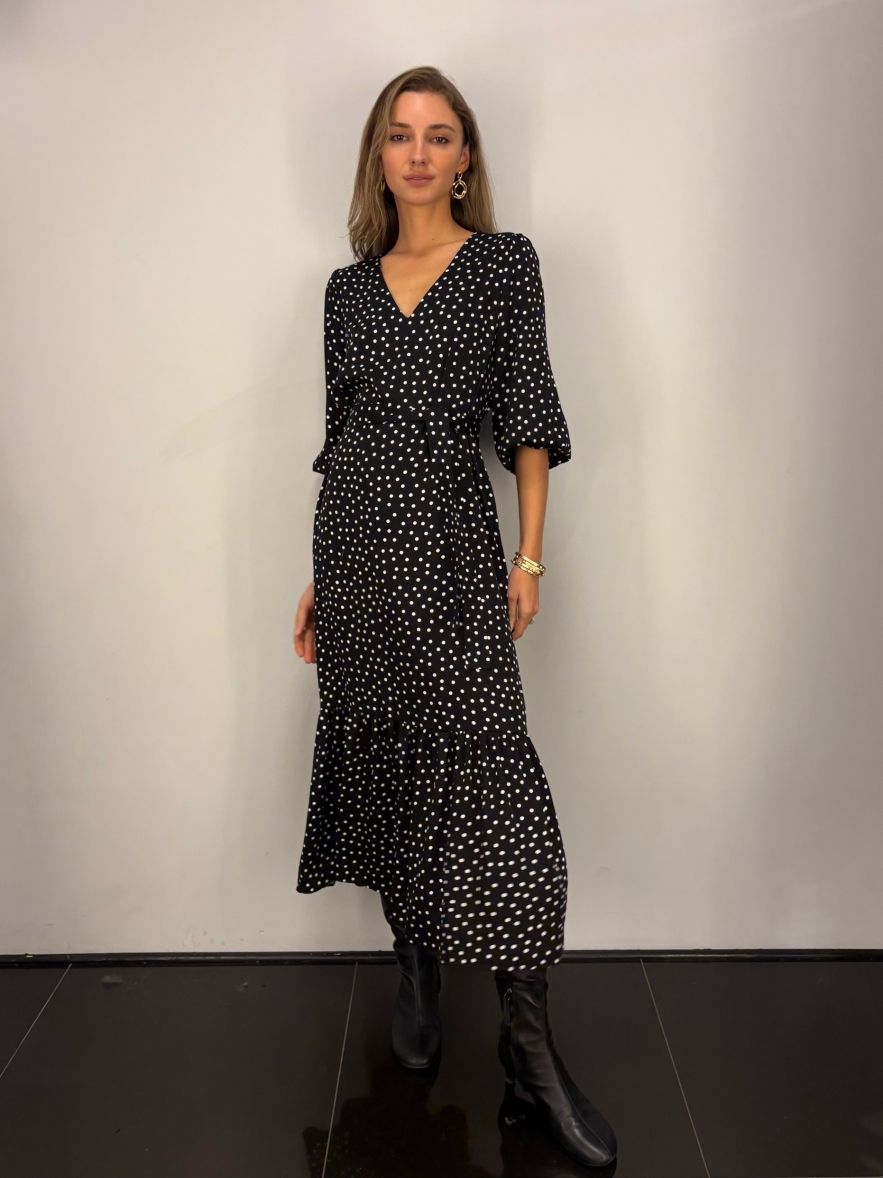 Wiskozowa sukienka czarna w białe groszki CELEBRATION z falbaną i paskiem
