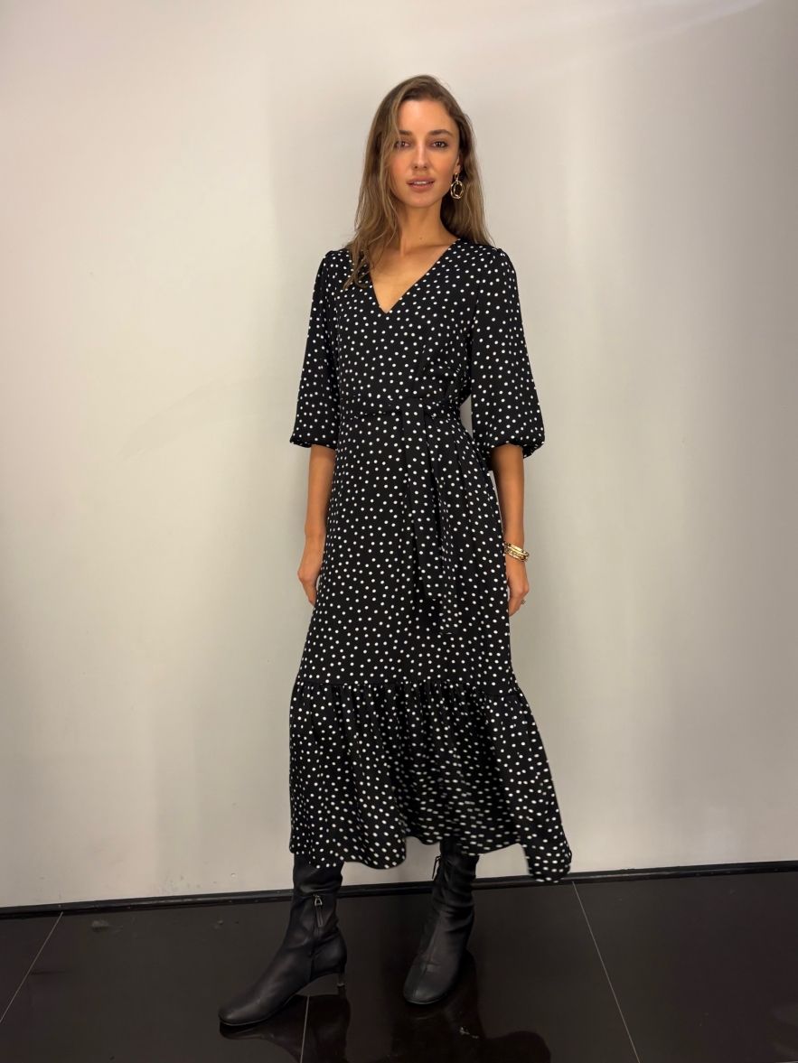 Wiskozowa sukienka czarna w białe groszki CELEBRATION z falbaną i paskiem