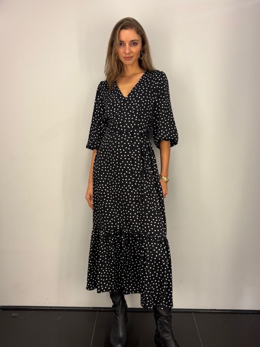 Wiskozowa sukienka czarna w białe groszki CELEBRATION z falbaną i paskiem