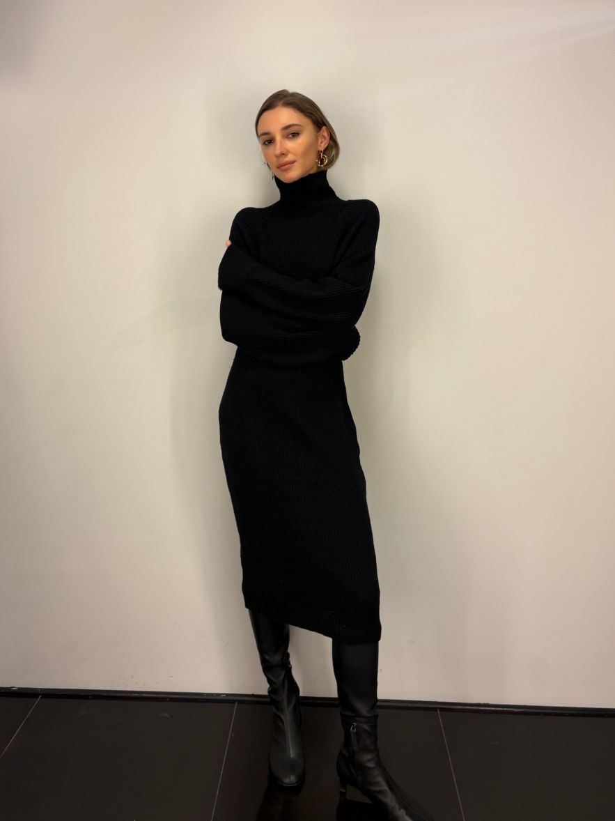 Swetrowa dzianinowa sukienka czarna midi z golfem
