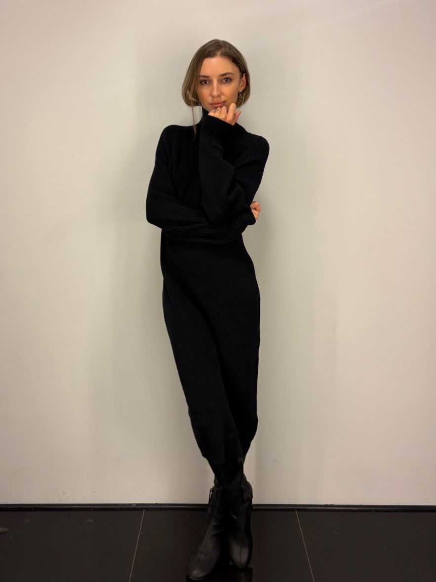 Swetrowa dzianinowa sukienka czarna midi z golfem