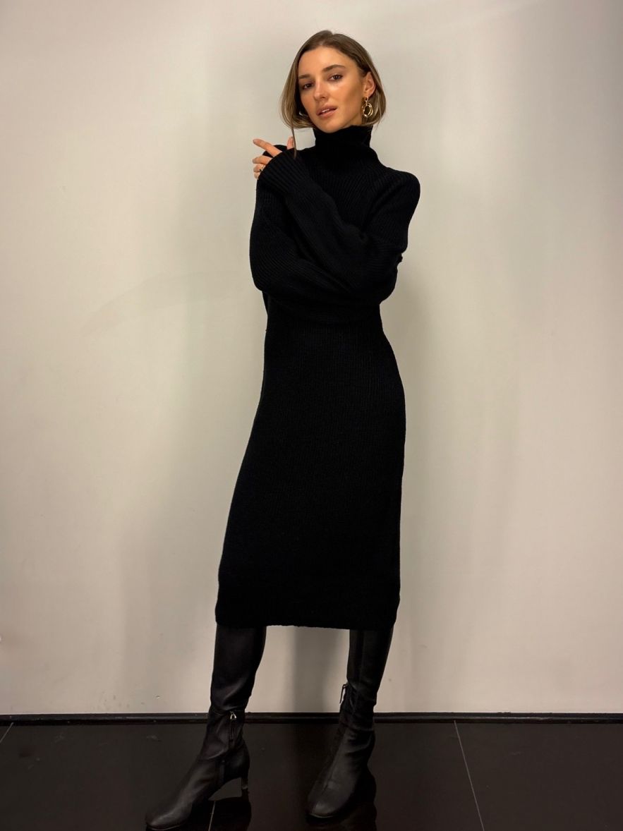 Swetrowa dzianinowa sukienka czarna midi z golfem
