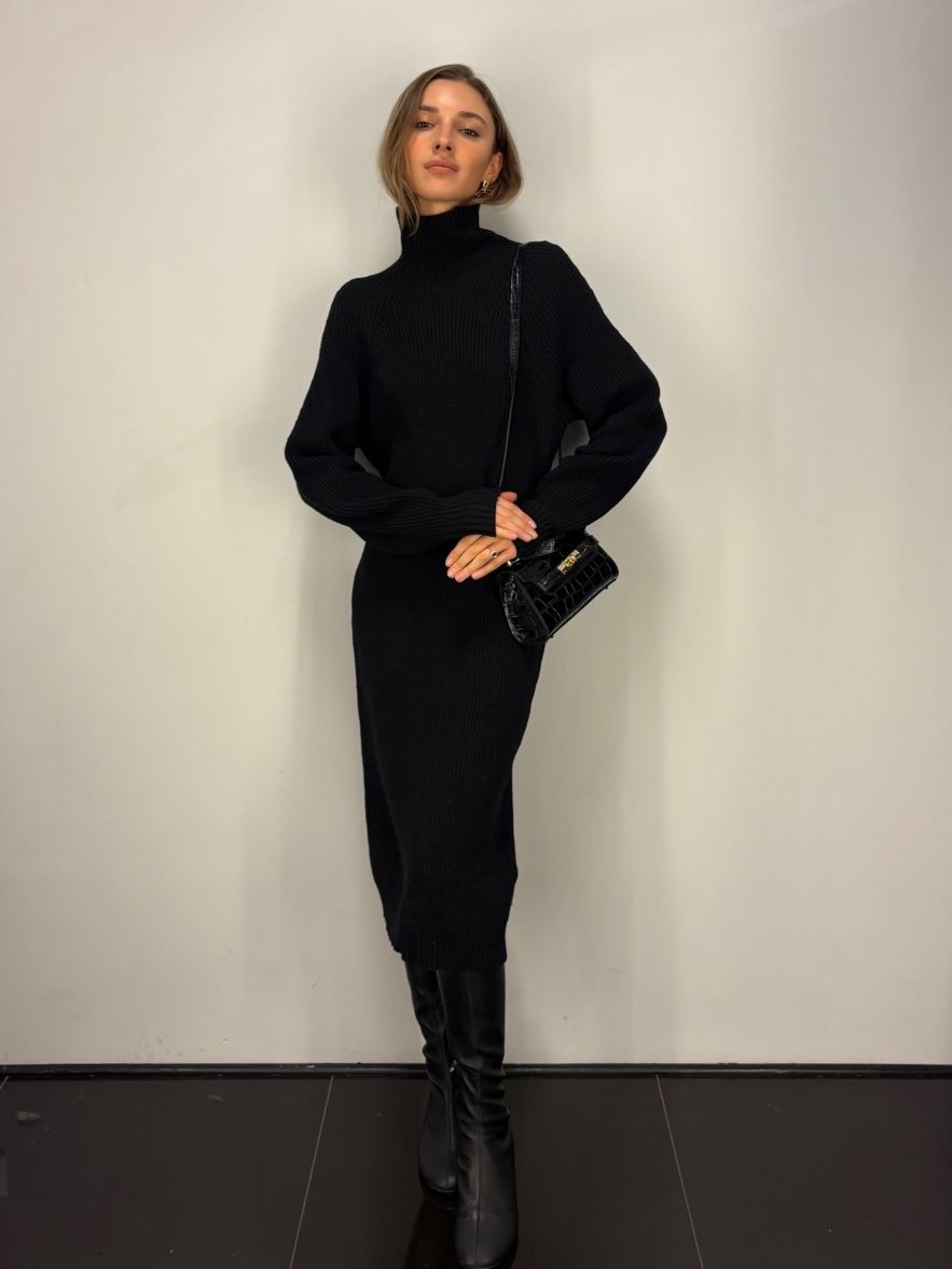 Swetrowa dzianinowa sukienka czarna midi z golfem