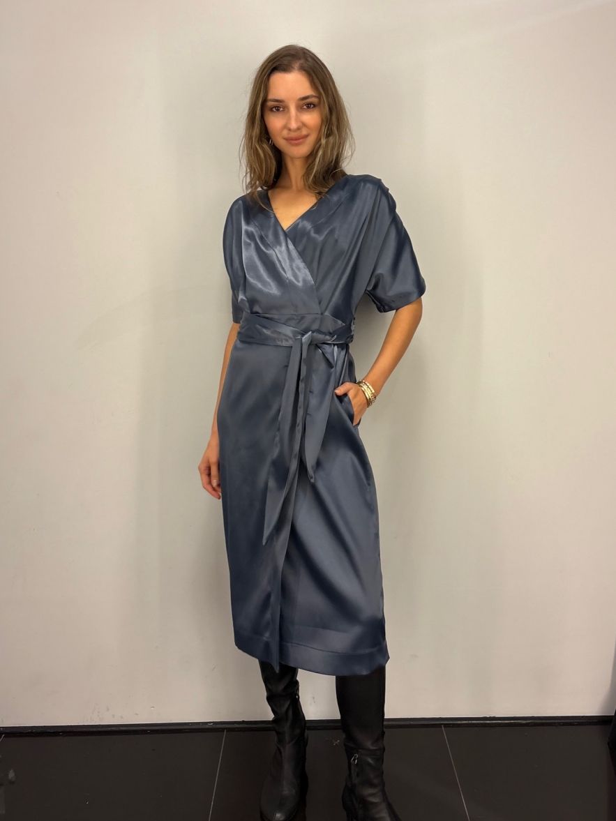 Szara lśniąca elegancka sukienka kopertowa