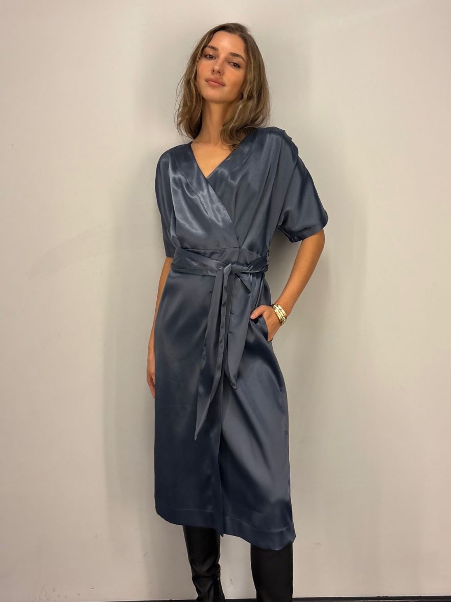 Szara lśniąca elegancka sukienka kopertowa