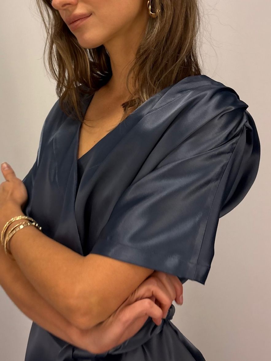 Szara lśniąca elegancka sukienka kopertowa