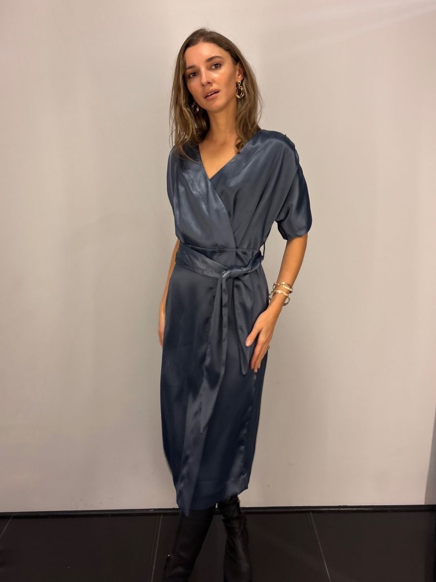 Szara lśniąca elegancka sukienka kopertowa