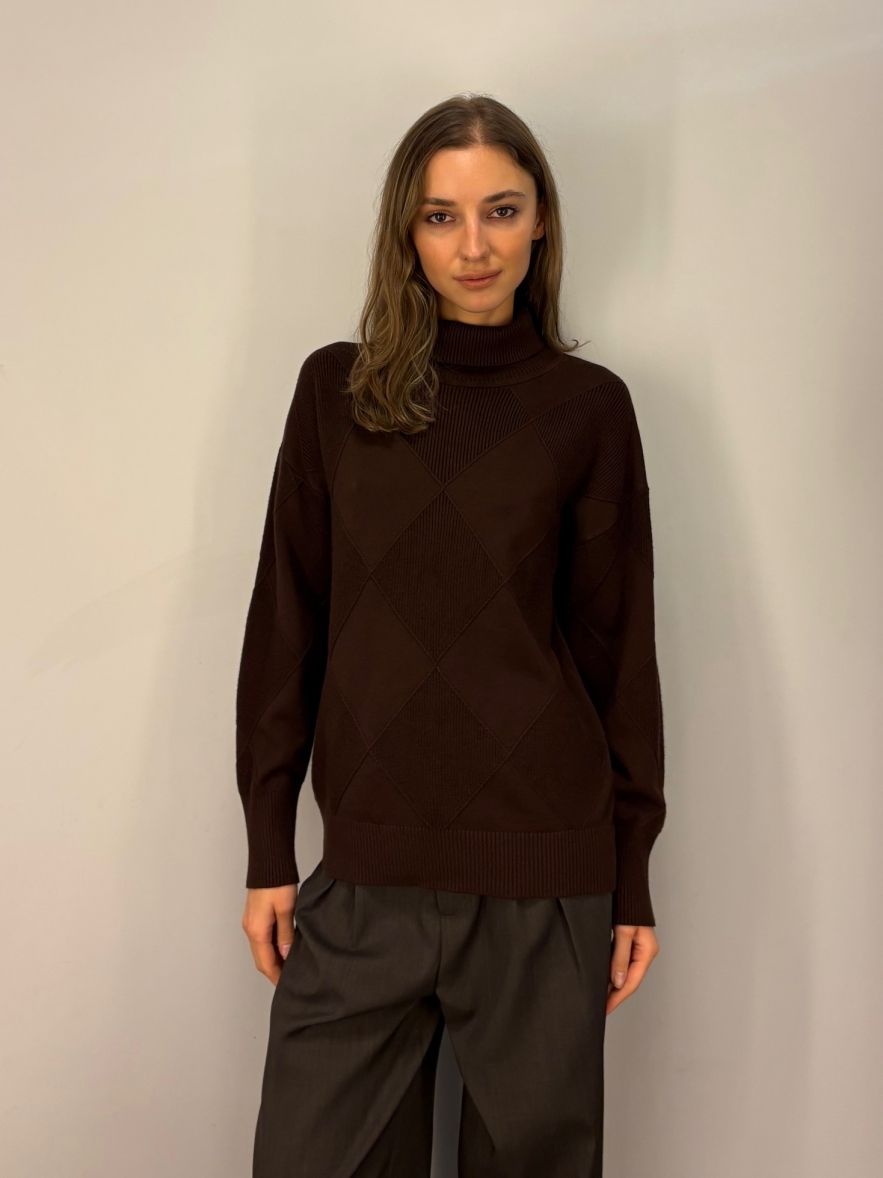 Brązowo czekoladowy sweter wiskozowy w delikatny wzór rombu