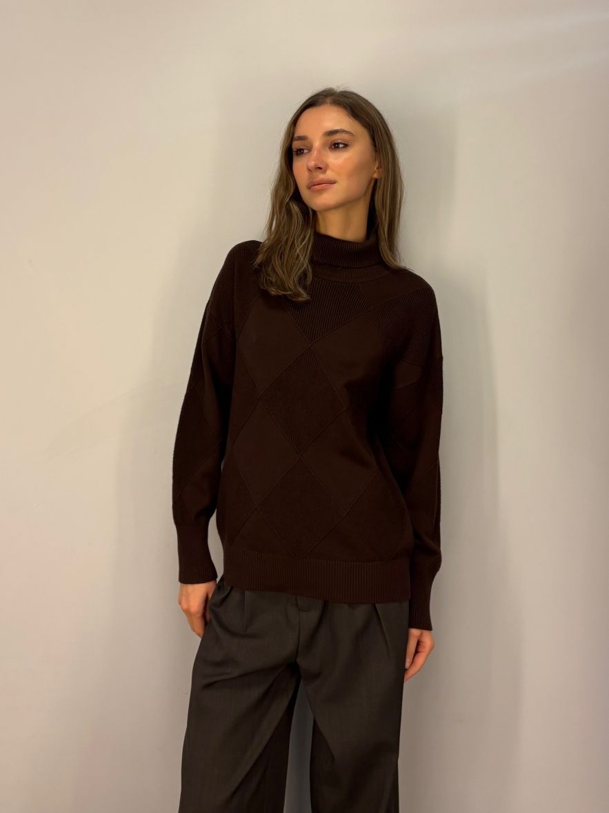 Brązowo czekoladowy sweter wiskozowy w delikatny wzór rombu