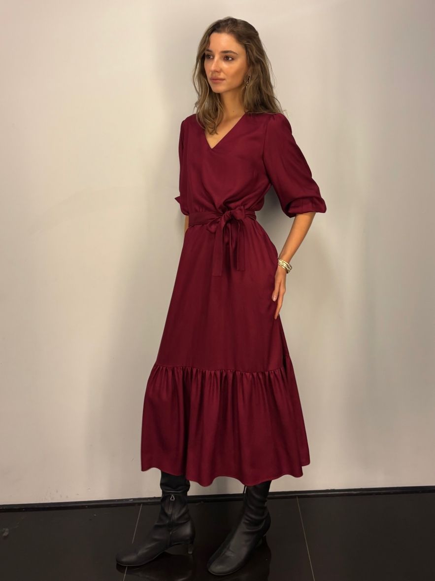 Jedwabno-wiskozowa sukienka wiśniowa bordowa CELEBRATION z falbaną i paskiem