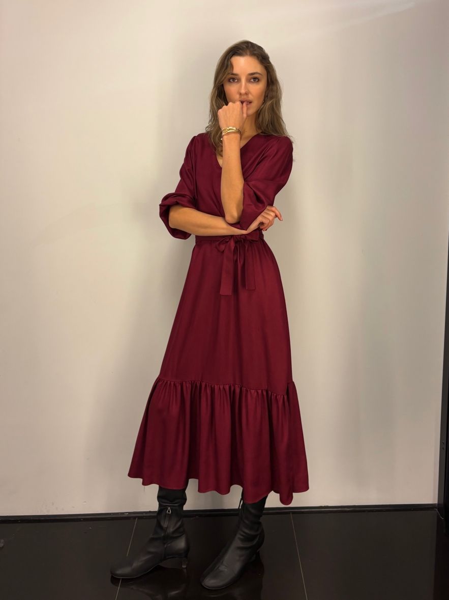 Jedwabno-wiskozowa sukienka wiśniowa bordowa CELEBRATION z falbaną i paskiem