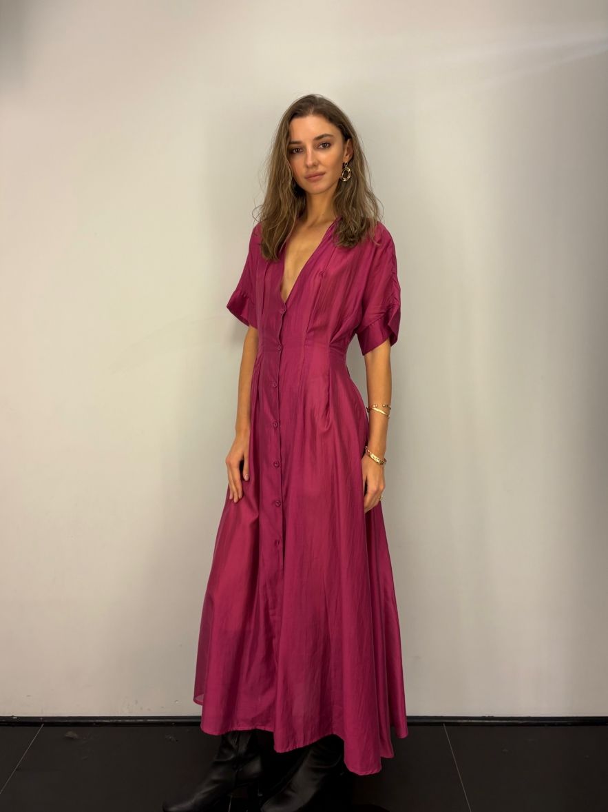 Wiskozowa sukienka fuksjowa lekka zwężana w talii