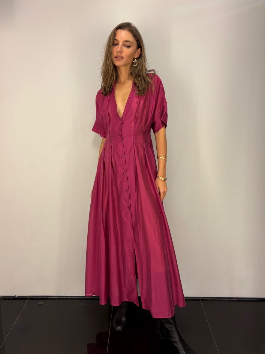 Wiskozowa sukienka fuksjowa lekka zwężana w talii