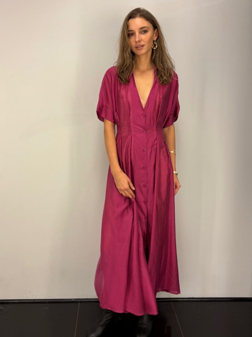 Wiskozowa sukienka fuksjowa lekka zwężana w talii