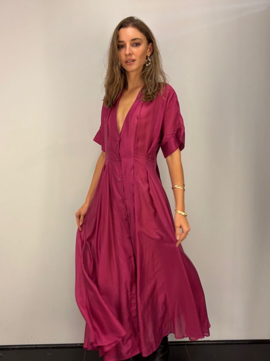 Wiskozowa sukienka fuksjowa lekka zwężana w talii