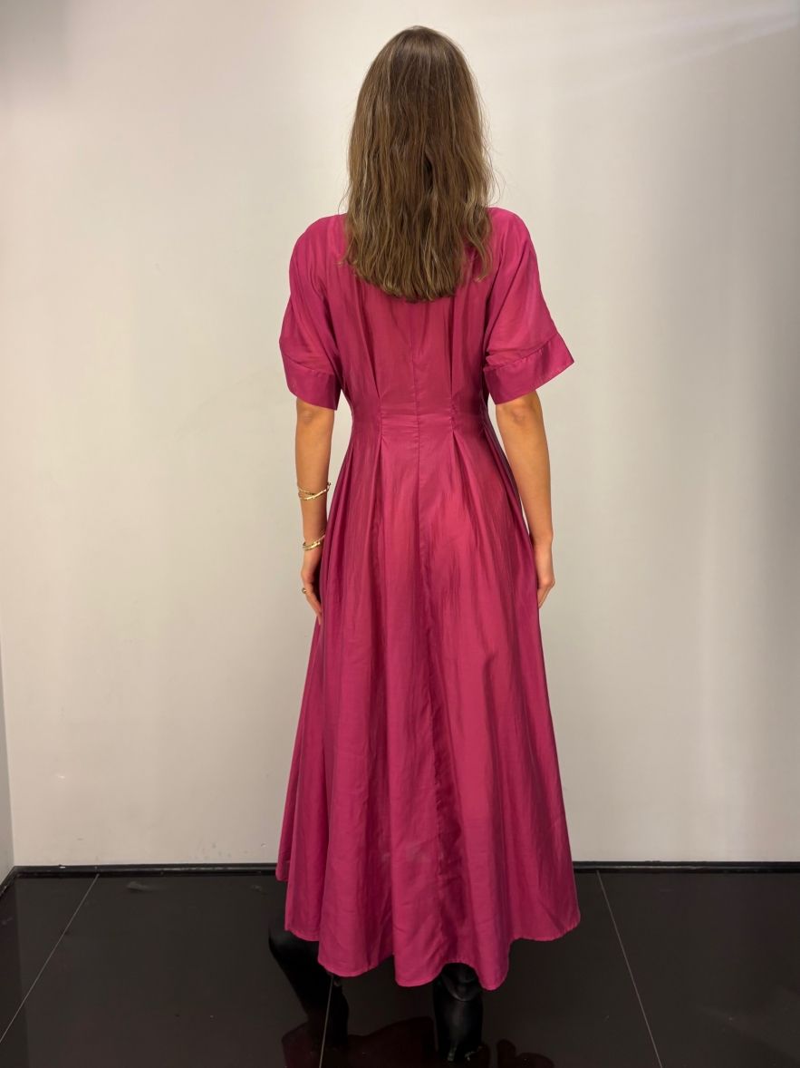 Wiskozowa sukienka fuksjowa lekka zwężana w talii