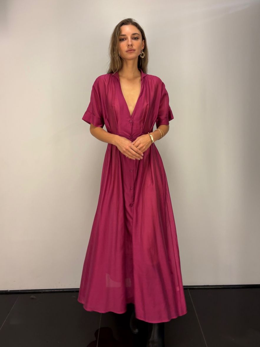 Wiskozowa sukienka fuksjowa lekka zwężana w talii