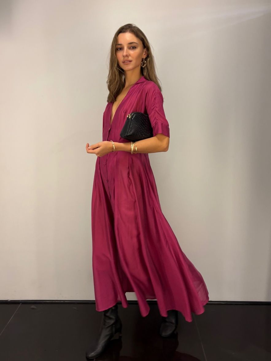 Wiskozowa sukienka fuksjowa lekka zwężana w talii