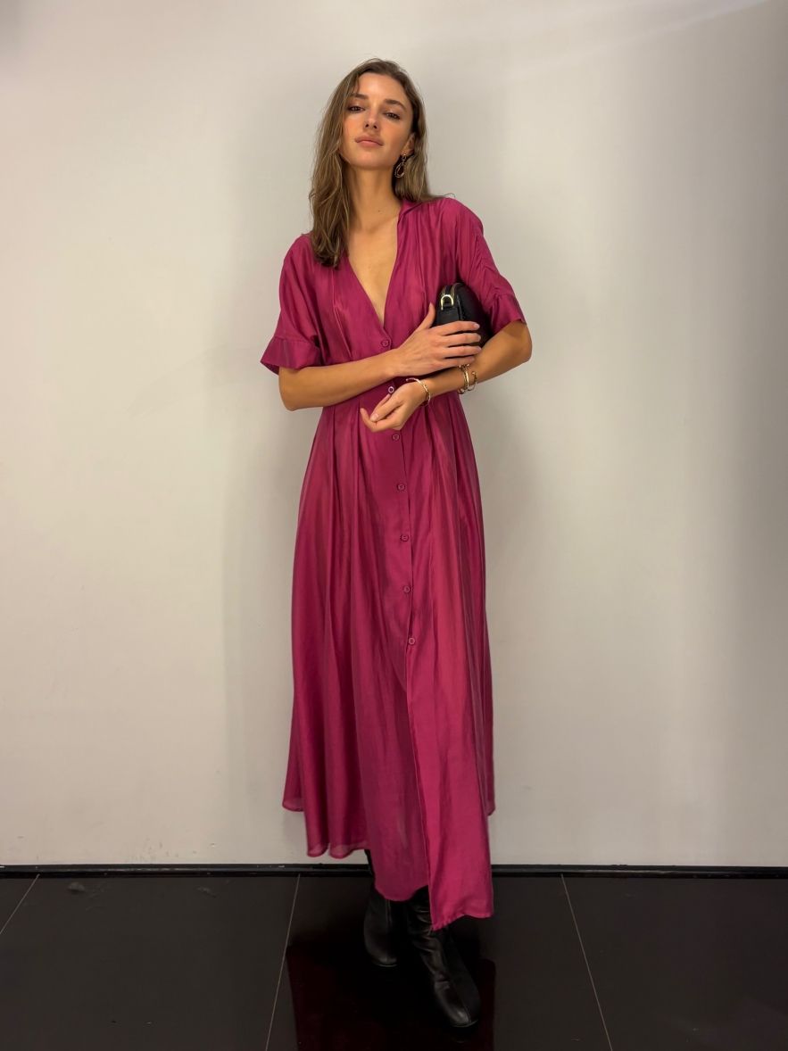 Wiskozowa sukienka fuksjowa lekka zwężana w talii