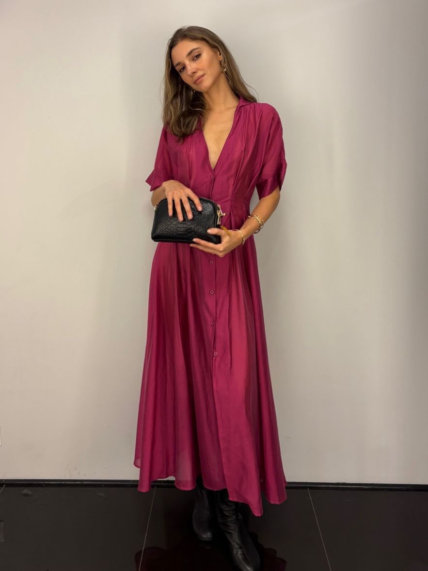 Wiskozowa sukienka fuksjowa lekka zwężana w talii