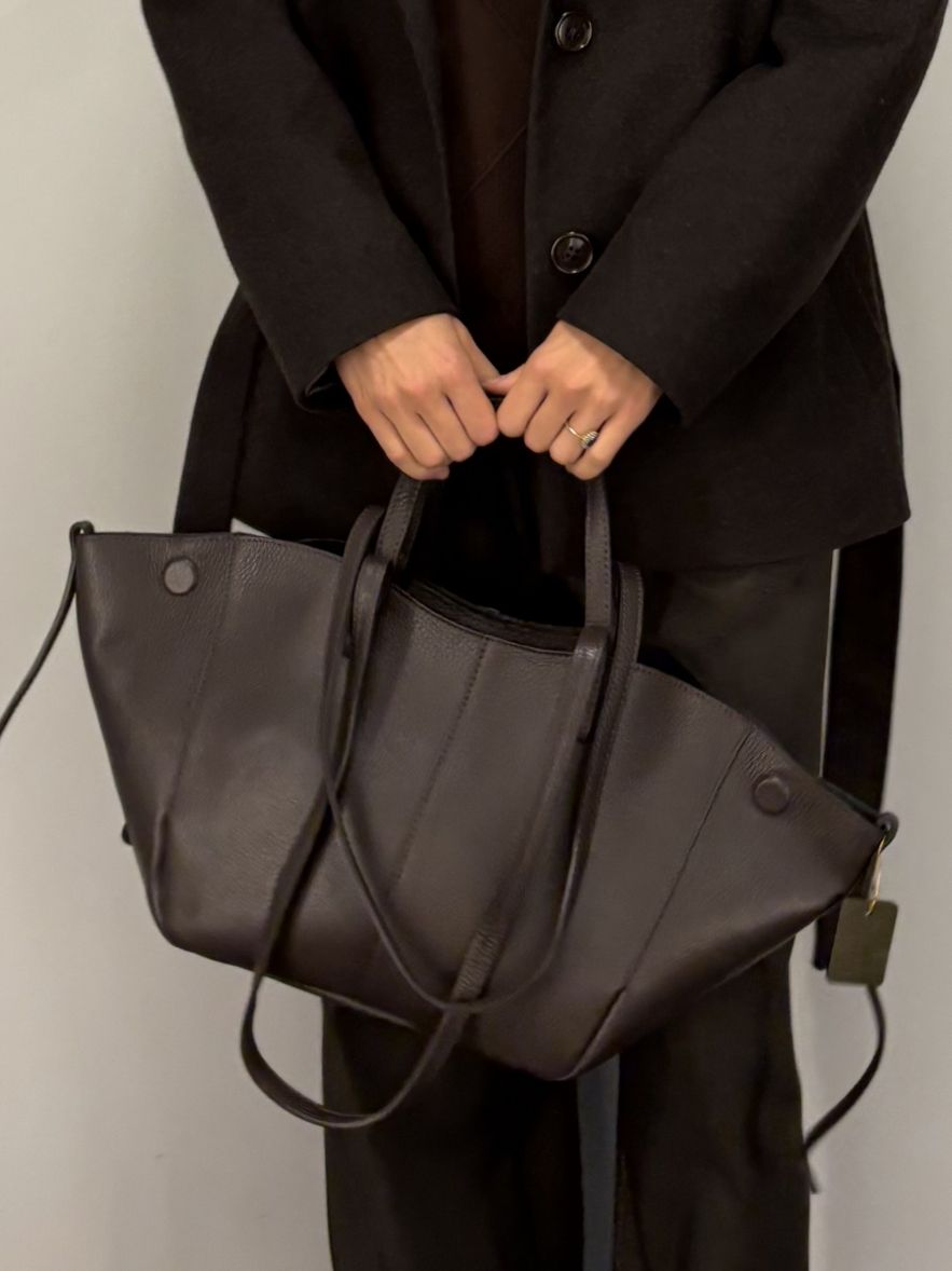 Ciemnobrązowa duża torba skórzana z magnesami i 2 parami uszu