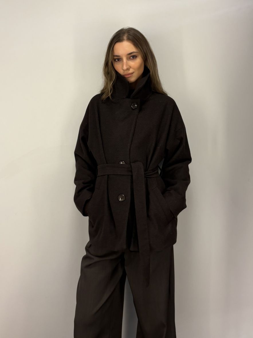 Wełniana czekoladowa kurtka krótki Płaszczyk w ciemnym brązie 100% wełny z paskiem i dodatkowym guzikiem pod szyją