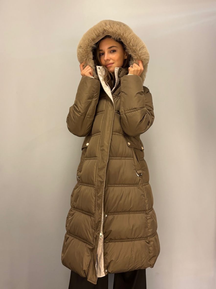 Puchowa długa kurtka rozszerzana w jasnym kawowo-brązowym kolorze z kapturem i futerkiem 