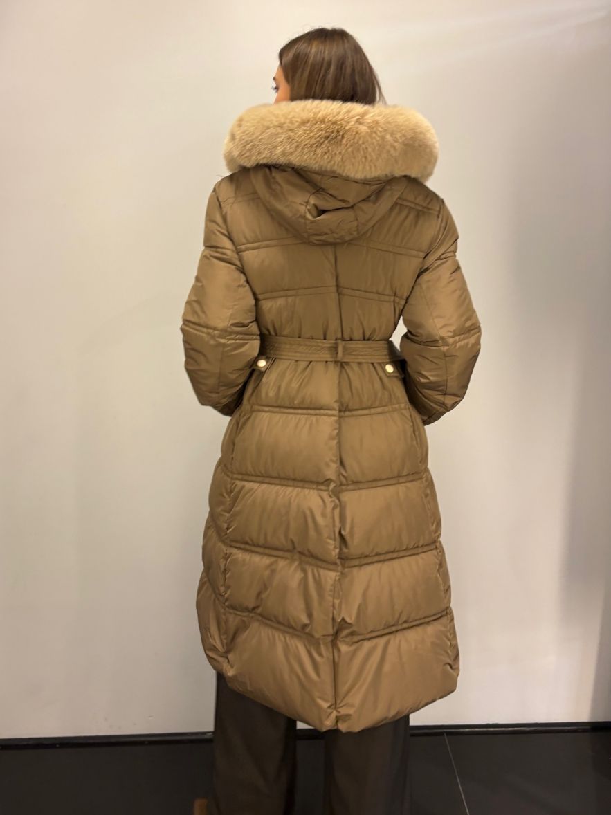 Puchowa długa kurtka rozszerzana w jasnym kawowo-brązowym kolorze z kapturem i futerkiem 