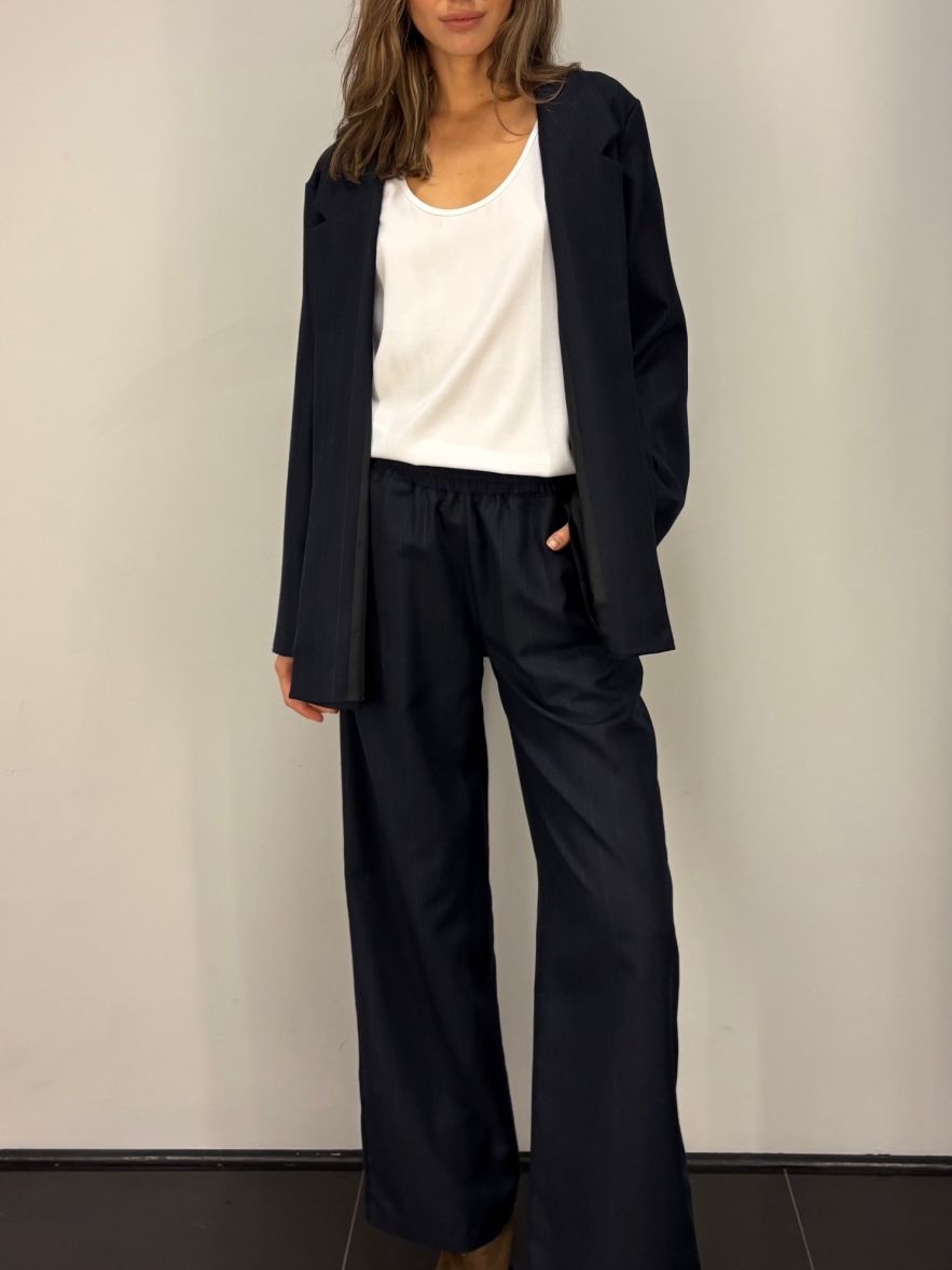 Wełniany Garnitur zestaw marynarka i spodnie granatowy w błękitne paski 100% wełna dziewicza virgin wool 