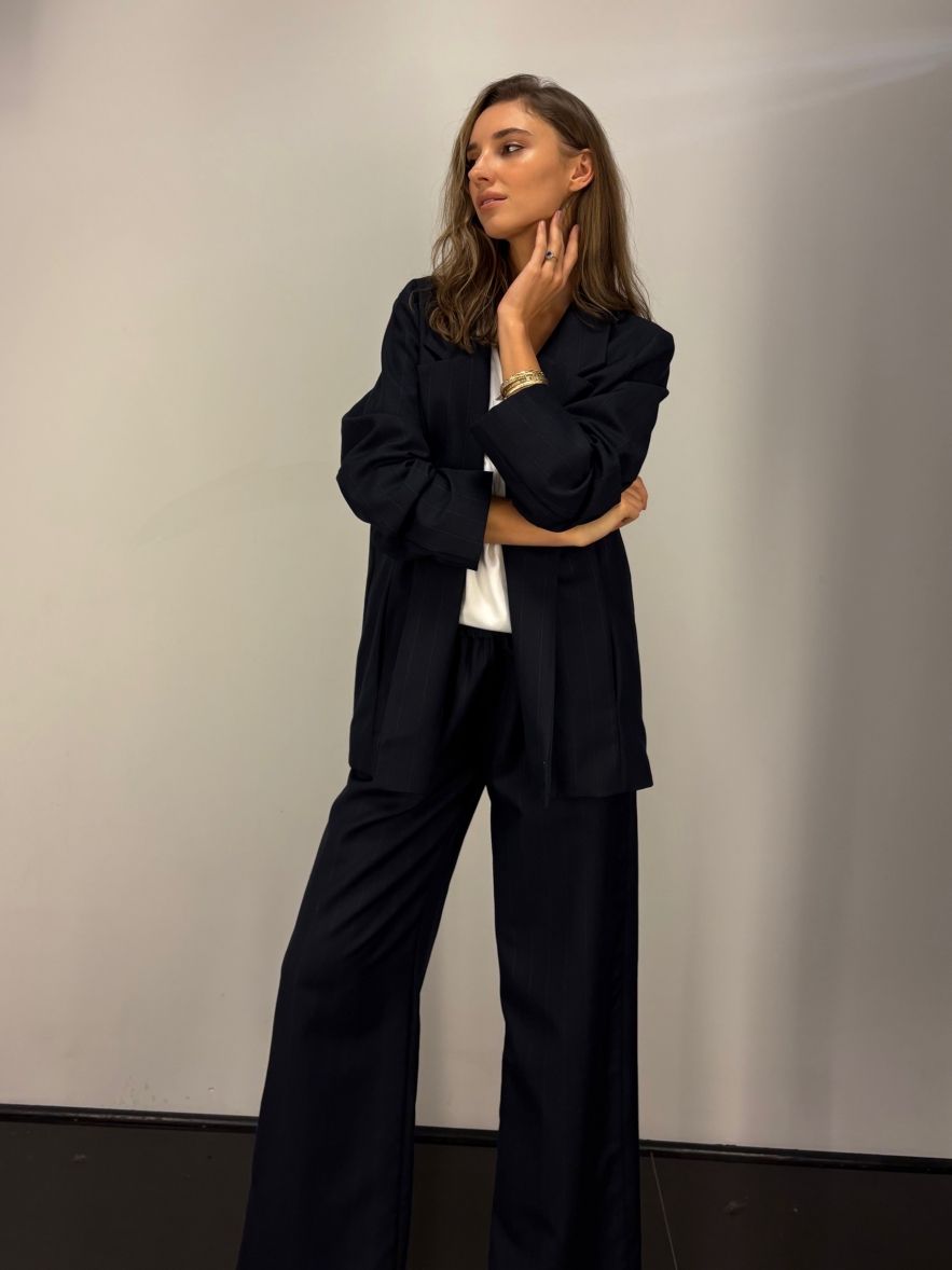 Wełniany Garnitur zestaw marynarka i spodnie granatowy w błękitne paski 100% wełna dziewicza virgin wool 