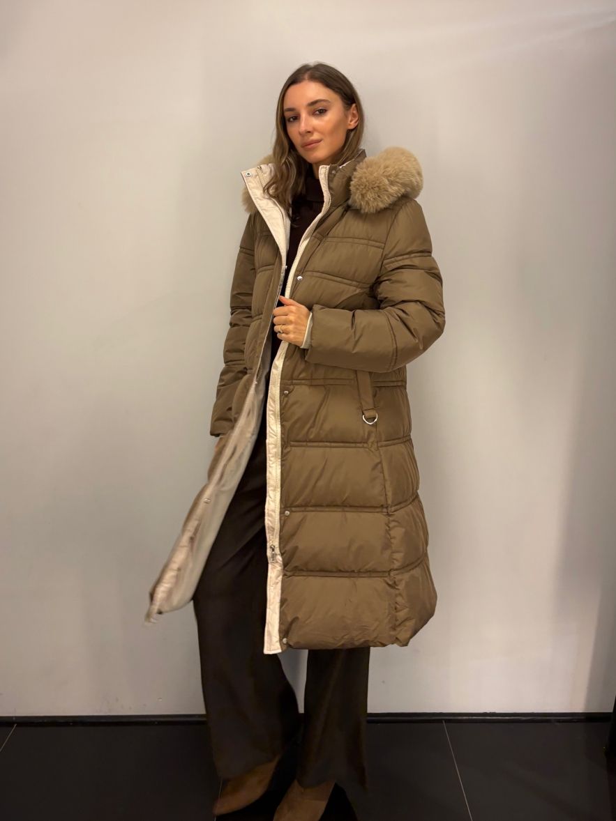 Puchowa długa kurtka rozszerzana w jasnym kawowo-brązowym kolorze z kapturem i futerkiem 