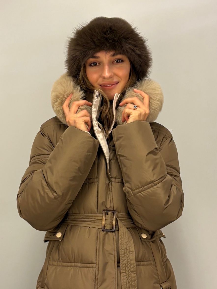 Puchowa długa kurtka rozszerzana w jasnym kawowo-brązowym kolorze z kapturem i futerkiem 