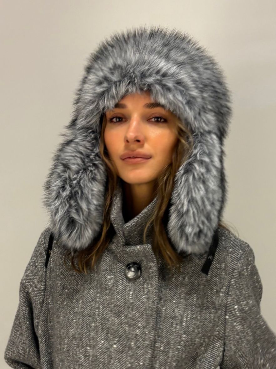 Duża czapka imitująca futro szaro-biała miękka z uszami i zapięciem pod szyją