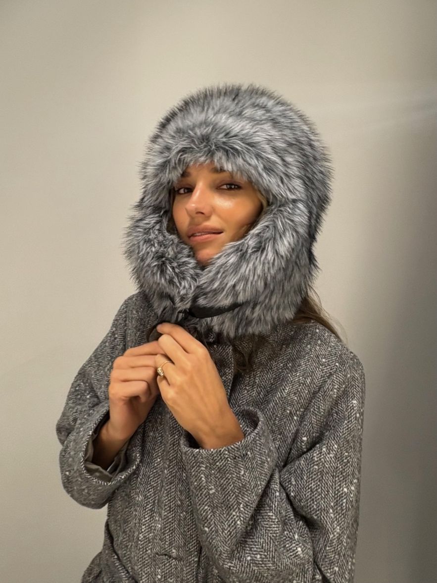 Duża czapka imitująca futro szaro-biała miękka z uszami i zapięciem pod szyją