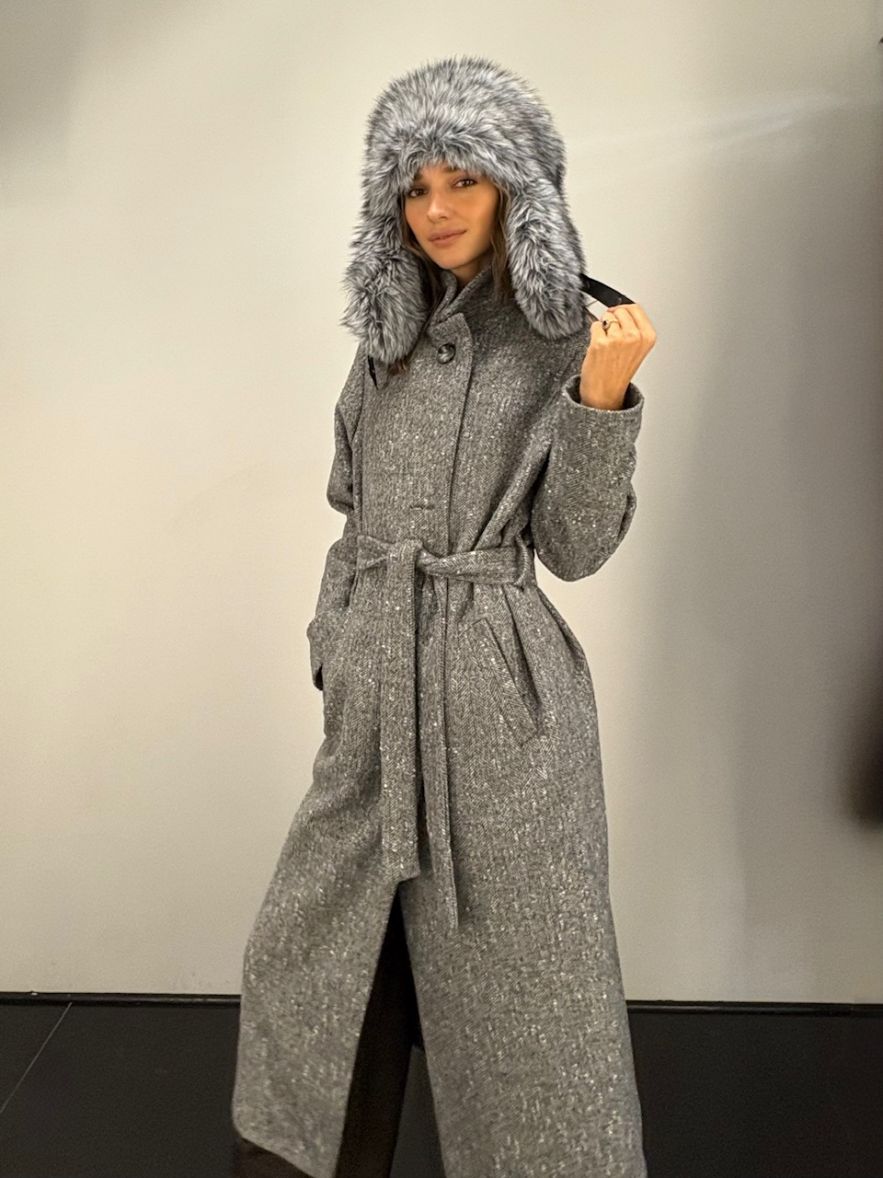 Duża czapka imitująca futro szaro-biała miękka z uszami i zapięciem pod szyją