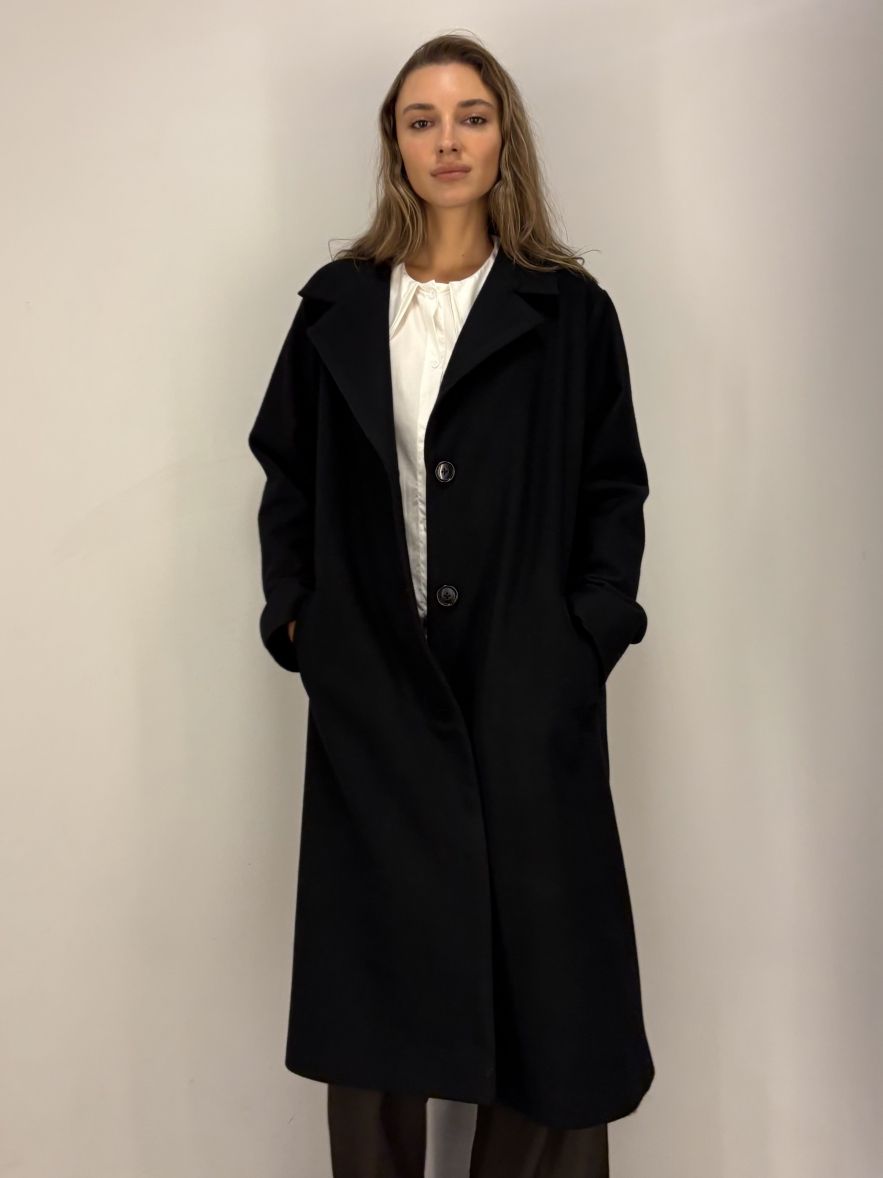 Czarny rozszerzany trapezowy wełniany płaszcz  
