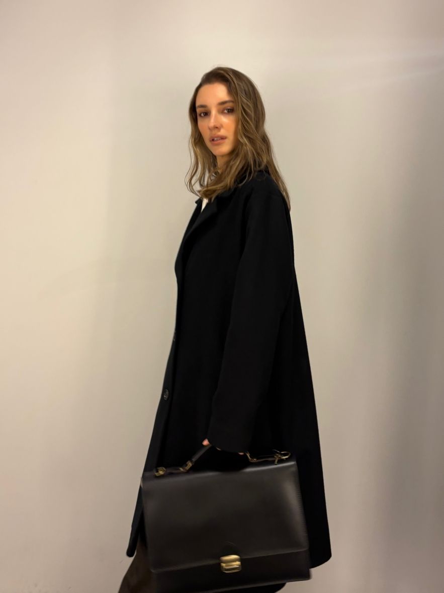 Czarny rozszerzany trapezowy wełniany płaszcz  