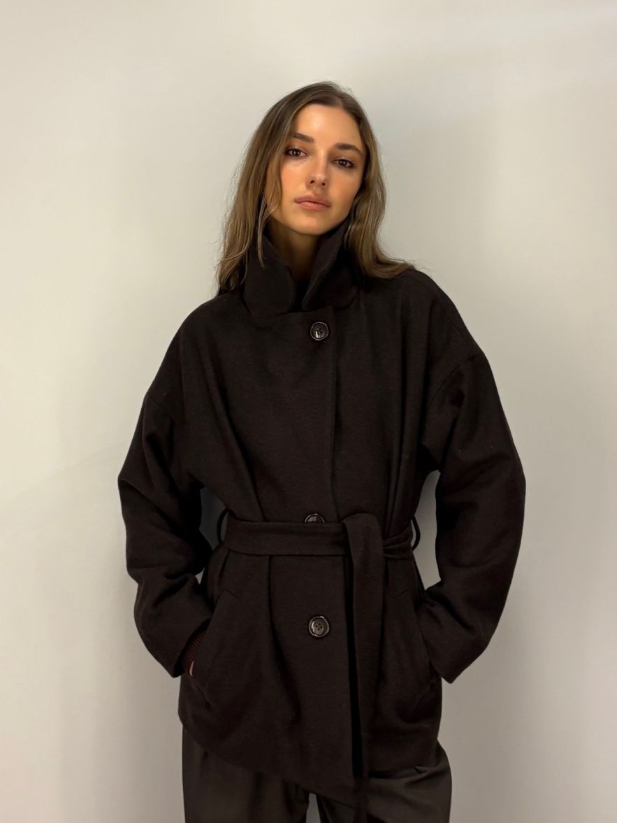 Wełniana czekoladowa kurtka krótki Płaszczyk w ciemnym brązie 100% wełny z paskiem i dodatkowym guzikiem pod szyją