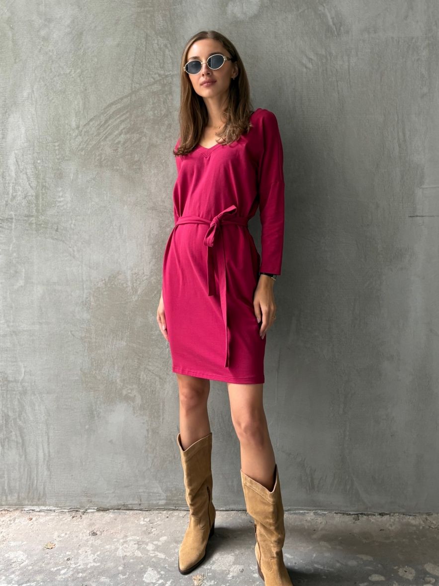 Bawełniana Czerwono Bordowo wiśniowa przed kolano dresowa wygodna sukienka BASIC z paskiem i dekoltem w serek V