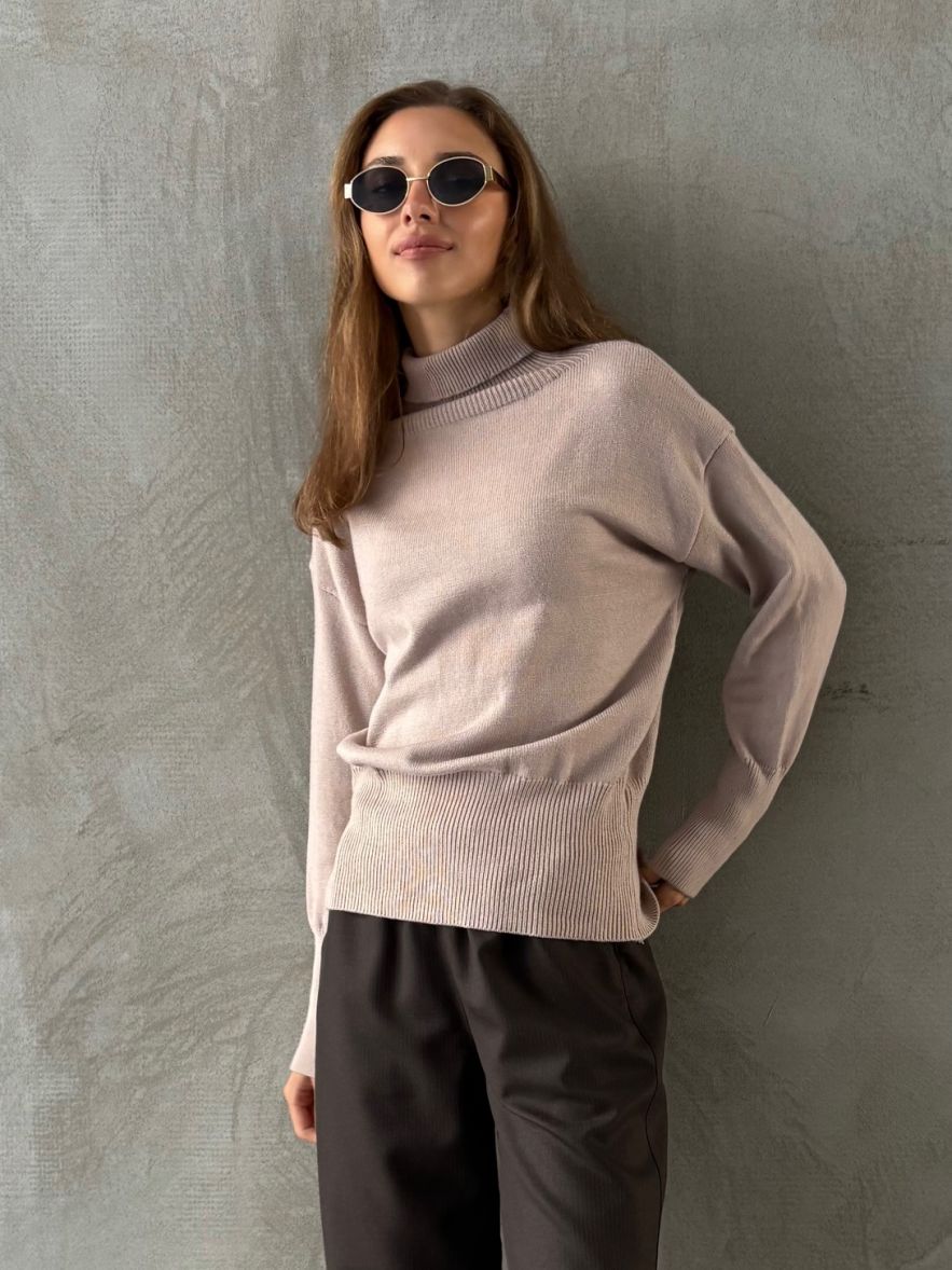 Wiskozowy sweter beżowy z golfem miękki 