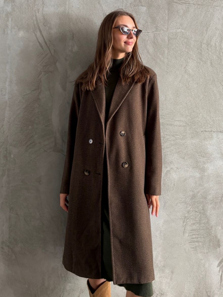 Wełniany płaszcz w jodełkę brązowy dopasowany DREAM